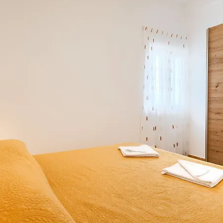 Appartamento Bezauberndes Mit Babybett, Spielplatz, Grill, Wifi Vodnjan