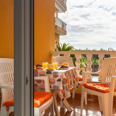 Appartamento Bezauberndes Mit Babybett, Spielplatz, Grill, Wifi Vodnjan