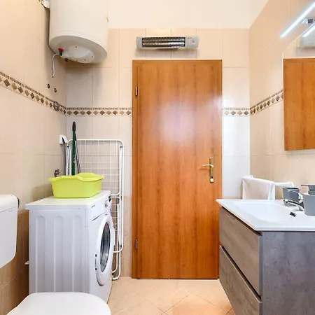 Apartament Bezauberndes Mit Babybett, Spielplatz, Grill, Wifi Vodnjan